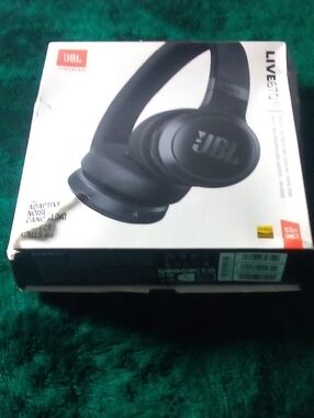 JBL Black Over-Ear Wireless Headphones Live670Nc